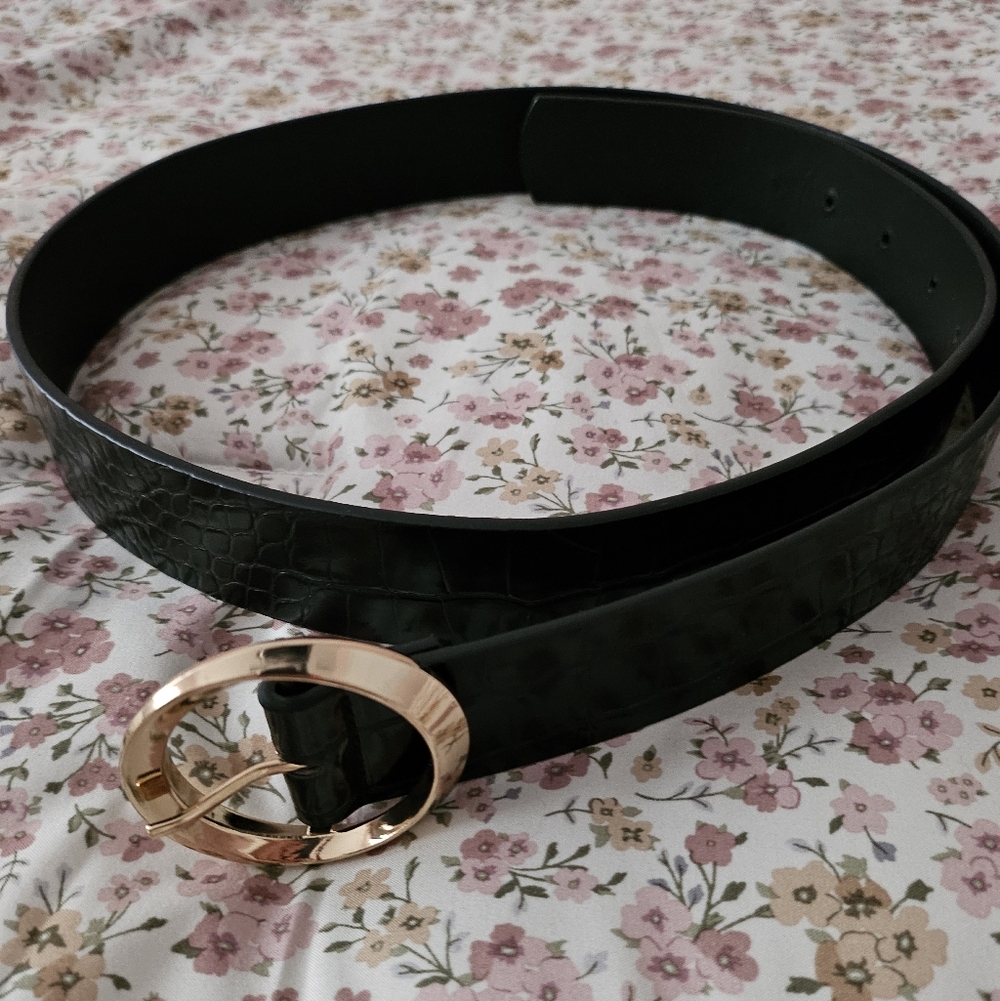 Boohoo Black Belt W/ Gold Buckle